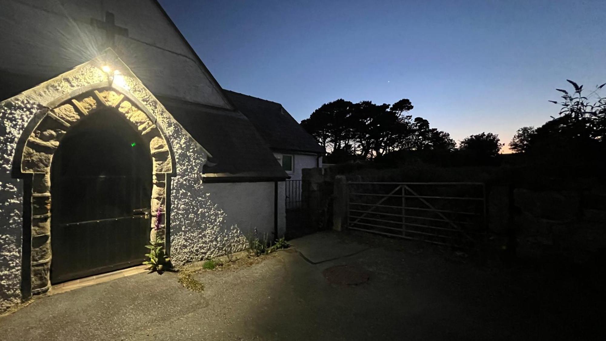 Llanw Malltraeth - Malltraeth Tides Llangadwaladr  المظهر الخارجي الصورة